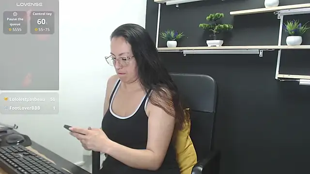 Lauryn Jones online show from July 2026 07:39:01 PM