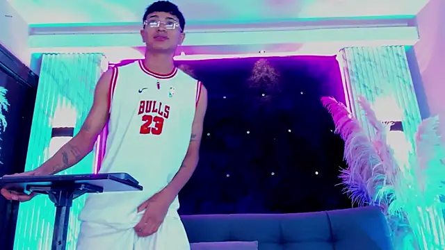 Yilmer hot online show from November 2025 01:33:02 PM