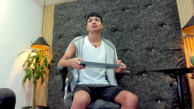 Yilmer hot online show from November 2025 12:17:01 PM