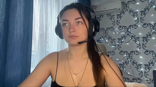 Snapshot of TwotyBright chatting on December 2025 08:08:02 AM TwotyBright online show from December 2025 08:08:02 AM