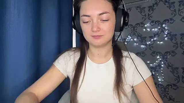 Snapshot of TwotyBright chatting on December 2025 06:10:01 AM TwotyBright online show from December 2025 06:10:01 AM