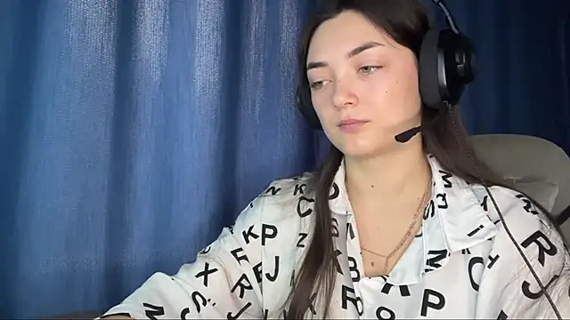 Snapshot of TwotyBright chatting on December 2025 06:06:01 AM TwotyBright online show from December 2025 06:06:01 AM