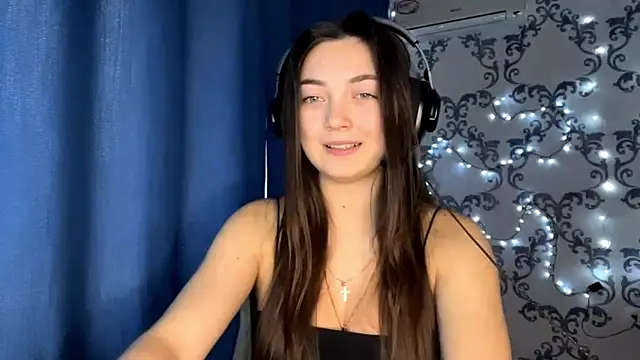 Snapshot of TwotyBright chatting on December 2025 08:01:02 AM TwotyBright online show from December 2025 08:01:02 AM