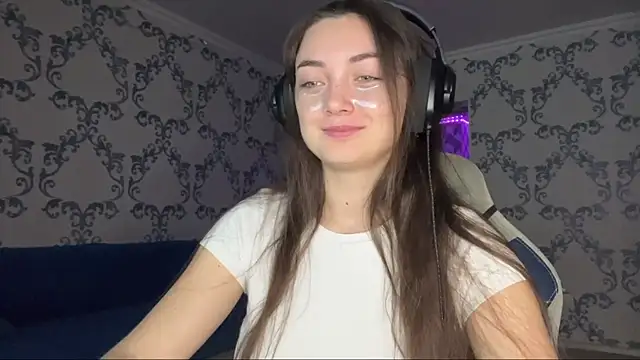 Snapshot of TwotyBright chatting on January 2026 06:04:01 AM TwotyBright online show from January 2026 06:04:01 AM