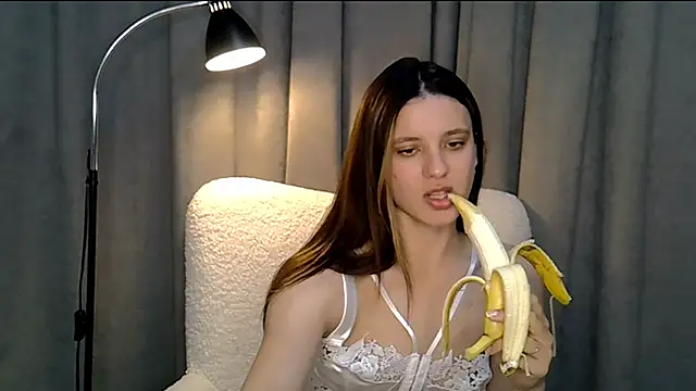 KiraHoney online show from May 2026 07:18:02 PM