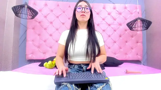 Mia Horney online show from January 2026 12:22:02 PM