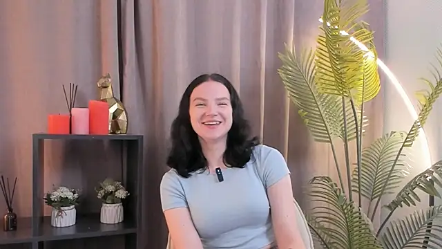 LatinaHuguenin online show from November 2025 05:35:01 PM