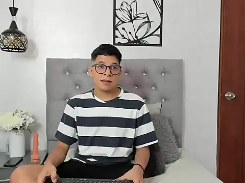 LucaDave 1 online show from November 2025 06:19:02 PM