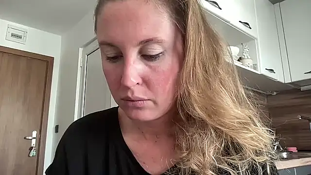 Ameli8 online show from November 2025 12:37:02 PM