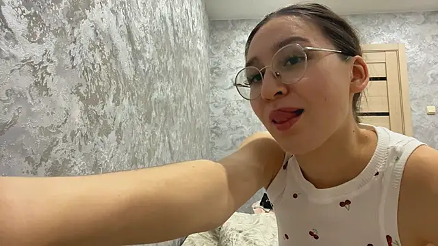 SofiYong online show from November 2025 04:07:02 PM