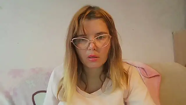 Snapshot of HornyElena chatting on December 2025 01:17:04 PM HornyElena online show from December 2025 01:17:04 PM