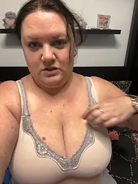 RealWoman84 online show from November 2025 03:34:02 PM