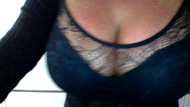 Snapshot of cleo094 chatting on December 2025 02:42:01 AM cleo094 online show from December 2025 02:42:01 AM