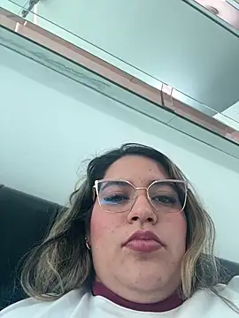 Snapshot of Amira_Malia chatting on May 2026 04:28:01 PM Amira Malia online show from May 2026 04:28:01 PM