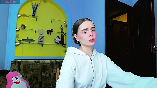 AlicaLOVEalisa777 online show from April 2026 05:32:02 PM