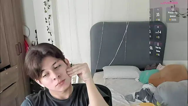 Felix kitty online show from April 2026 07:03:02 PM