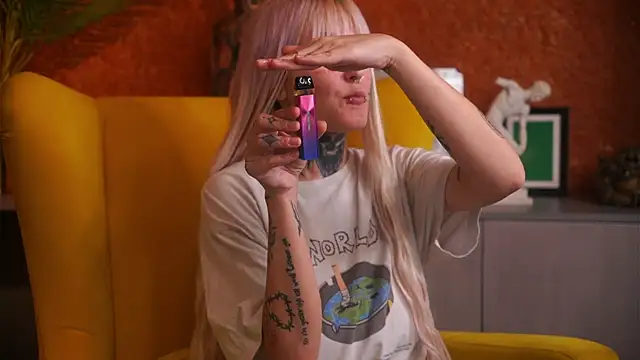 Snapshot of IsauraGarratt chatting on November 2025 12:15:02 PM IsauraGarratt online show from November 2025 12:15:02 PM