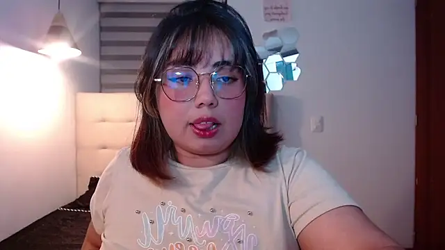 Snapshot of YiniBelle chatting on November 2025 03:28:02 AM YiniBelle online show from November 2025 03:28:02 AM