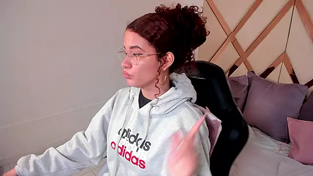 Snapshot of avrilwaynee chatting on December 2025 11:51:01 AM avrilwaynee online show from December 2025 11:51:01 AM