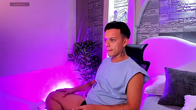 Snapshot of Valentino_moretti chatting on November 2025 12:20:01 PM Valentino moretti online show from November 2025 12:20:01 PM