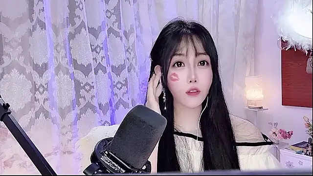 Laura 520 online show from May 2026 12:20:01 PM