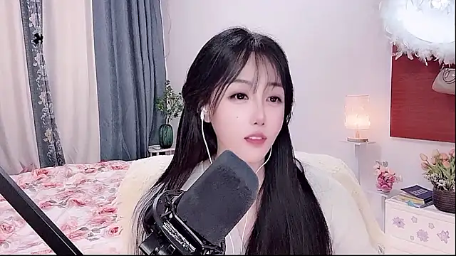 Laura 520 online show from May 2026 12:24:01 PM