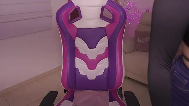 Snapshot of Enola_Holmes_ chatting on January 2026 01:05:01 PM Enola Holmes online show from January 2026 01:05:01 PM