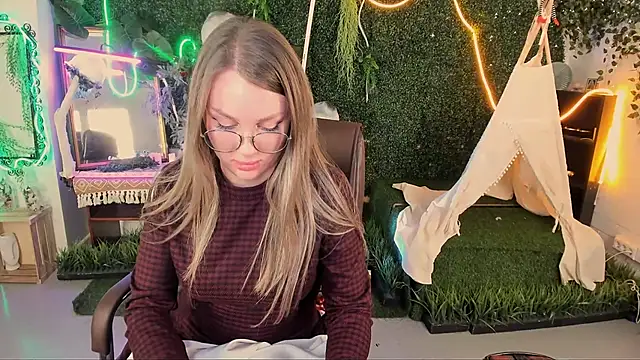 Snapshot of SandraLindsey chatting on November 2025 03:33:01 PM SandraLindsey online show from November 2025 03:33:01 PM