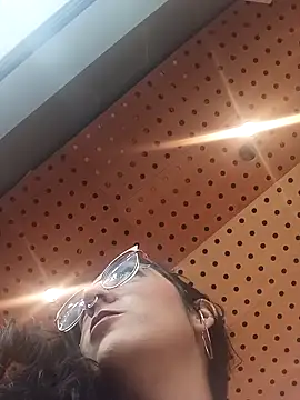 Melinerd online show from April 2026 06:19:01 PM