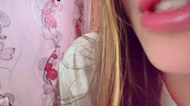 Snapshot of KristinaScott chatting on November 2025 11:24:02 AM KristinaScott online show from November 2025 11:24:02 AM