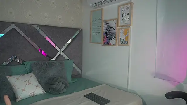 AlinnaJohnson online show from April 2026 01:41:02 PM