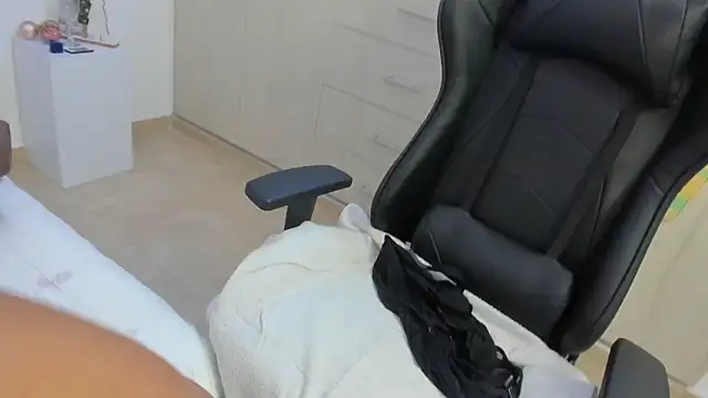 Snapshot of BWW-CINDY11 chatting on December 2025 03:35:02 AM BWW-CINDY11 online show from December 2025 03:35:02 AM