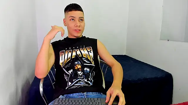 Lucastorrez01 online show from May 2026 03:44:01 AM