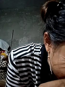 Snapshot of mon1-day chatting on December 2025 12:33:02 PM mon1-day online show from December 2025 12:33:02 PM