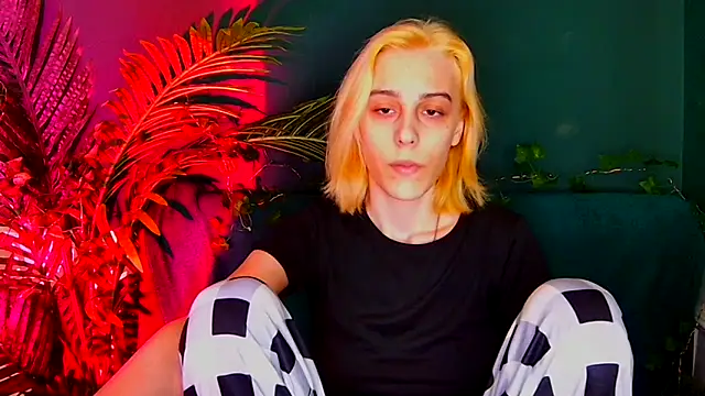 Snapshot of MiilaGlow chatting on December 2025 02:13:01 PM MiilaGlow online show from December 2025 02:13:01 PM