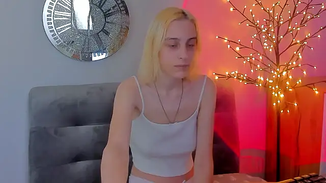 Snapshot of MiilaGlow chatting on January 2026 02:12:02 PM MiilaGlow online show from January 2026 02:12:02 PM