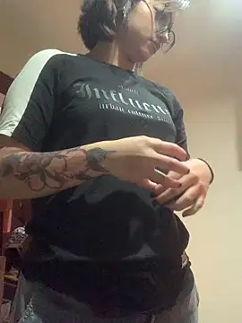 Snapshot of LilithMonette chatting on April 2026 01:03:01 AM LilithMonette online show from April 2026 01:03:01 AM