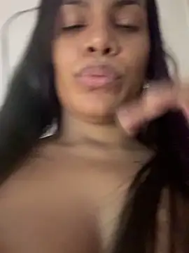 Snapshot of ArielleMillerr- chatting on December 2025 05:51:02 PM ArielleMillerr- online show from December 2025 05:51:02 PM