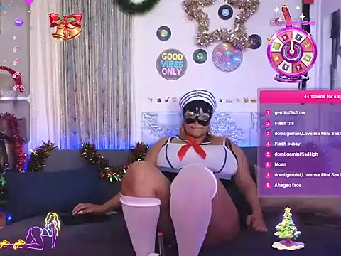 Snapshot of LaReineCleo chatting on December 2025 08:21:01 AM LaReineCleo online show from December 2025 08:21:01 AM