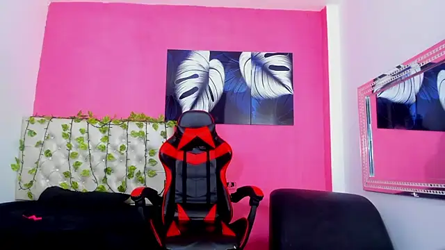 Snapshot of MiaAndTeylor chatting on November 2025 07:24:01 PM MiaAndTeylor online show from November 2025 07:24:01 PM