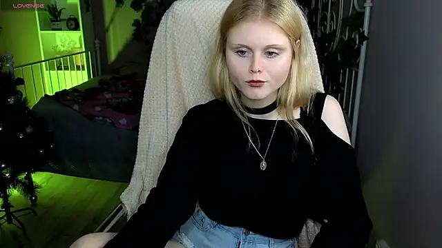 Snapshot of AnoraAmore chatting on December 2025 09:08:01 PM AnoraAmore online show from December 2025 09:08:01 PM