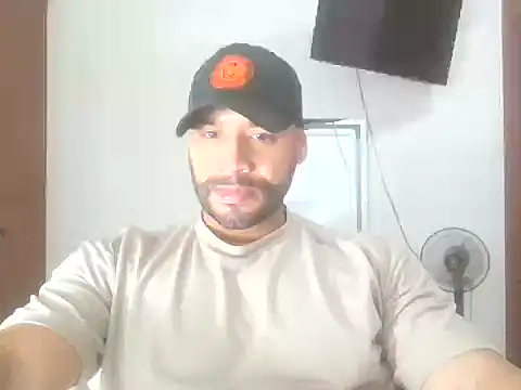 Snapshot of musclehetero chatting on December 2025 08:27:02 PM musclehetero online show from December 2025 08:27:02 PM