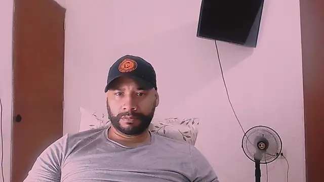 Snapshot of musclehetero chatting on January 2026 07:56:01 AM musclehetero online show from January 2026 07:56:01 AM