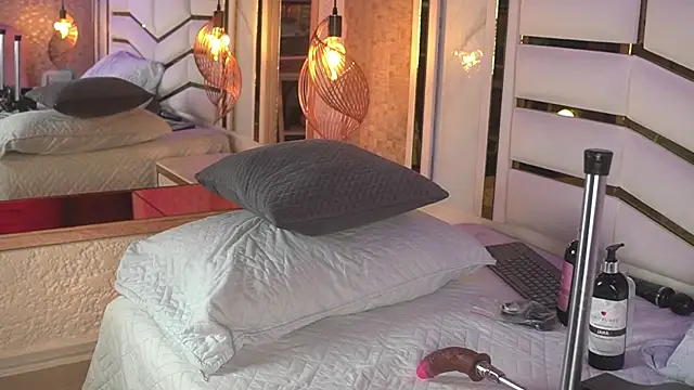 luciana agudelo online show from June 2026 07:29:01 PM