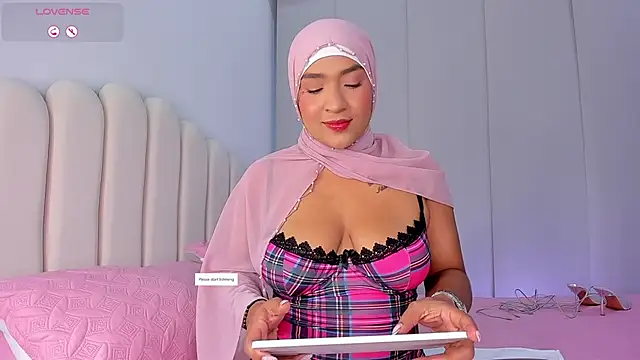 Snapshot of Amira-Zahra chatting on June 2026 10:54:01 PM Amira-Zahra online show from June 2026 10:54:01 PM