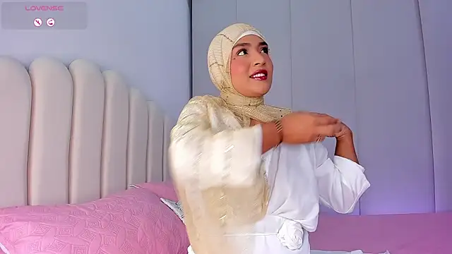 Snapshot of Amira-Zahra chatting on July 2026 11:21:02 PM Amira-Zahra online show from July 2026 11:21:02 PM