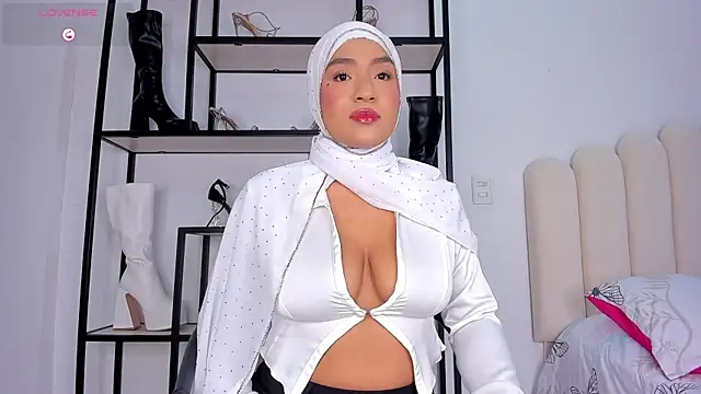 Snapshot of Amira-Zahra chatting on July 2026 10:29:02 PM Amira-Zahra online show from July 2026 10:29:02 PM