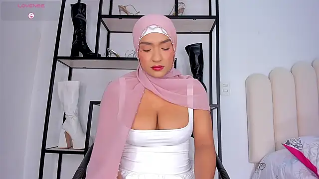 Snapshot of Amira-Zahra chatting on July 2026 10:20:02 PM Amira-Zahra online show from July 2026 10:20:02 PM