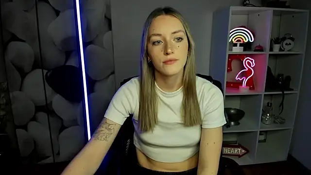 Snapshot of EvelynBlond chatting on December 2025 01:39:02 PM EvelynBlond online show from December 2025 01:39:02 PM