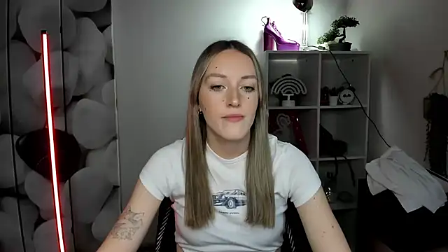 Snapshot of EvelynBlond chatting on January 2026 01:26:02 PM EvelynBlond online show from January 2026 01:26:02 PM